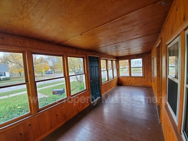 Photo - 784 Eleanor St NE