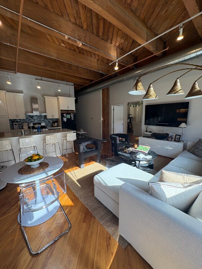 living area - 1040 W Adams St Unit 328