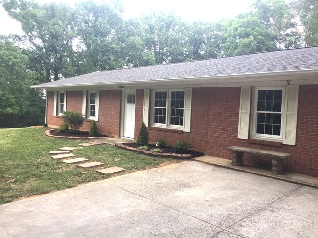 Photo - 18 Oakwood Dr