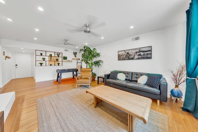 Photo - 6836 S Land Park Dr Unidad SI ID1473530P