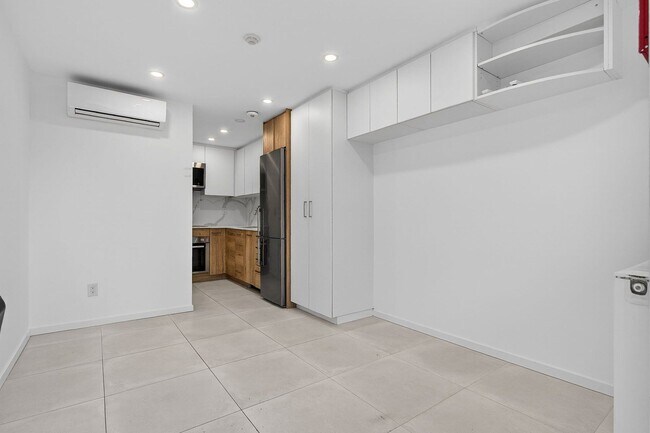 Photo - 3879 Bathurst St