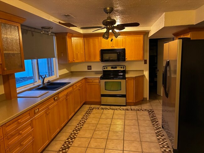 Kitchen w/ custom tile job - 4220 S Lynne Ln Rental