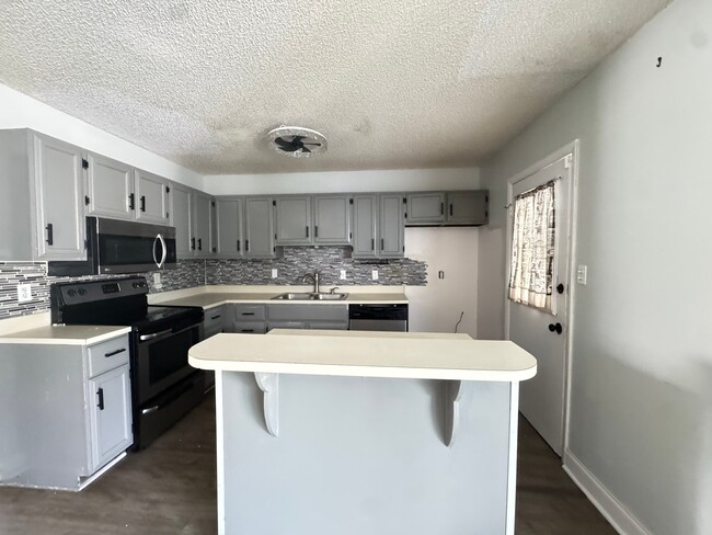 Photo - 1413 Manor Dr NE