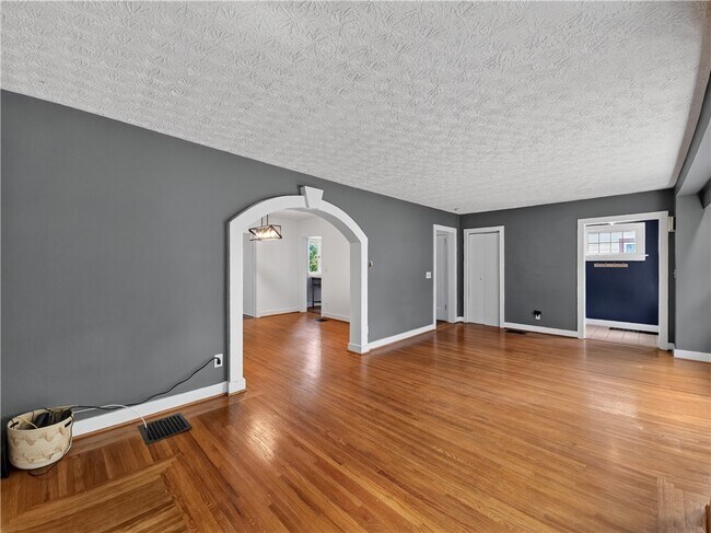Photo - 140 Irvington Rd