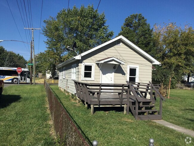 Building Photo - Cozy 2 Bedroom and 1 Bath Home w/ Garage