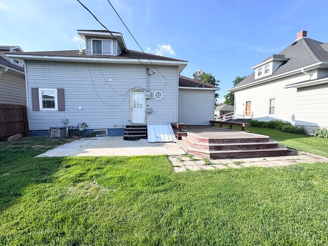 Photo - 406 Main St E