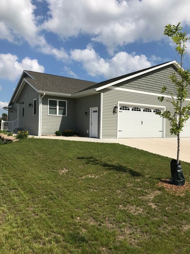 Building Photo - 836 Thompson Drive