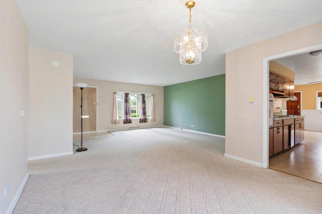 Photo - 818 Leahy Cir E