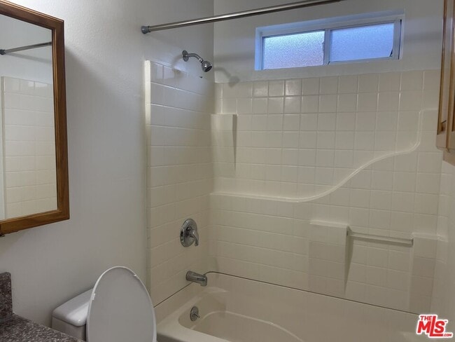 Photo - 954 Fedora St