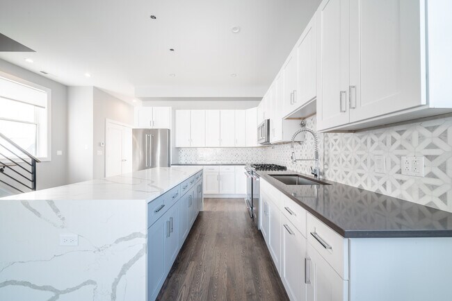 Photo - 556 W 18th St