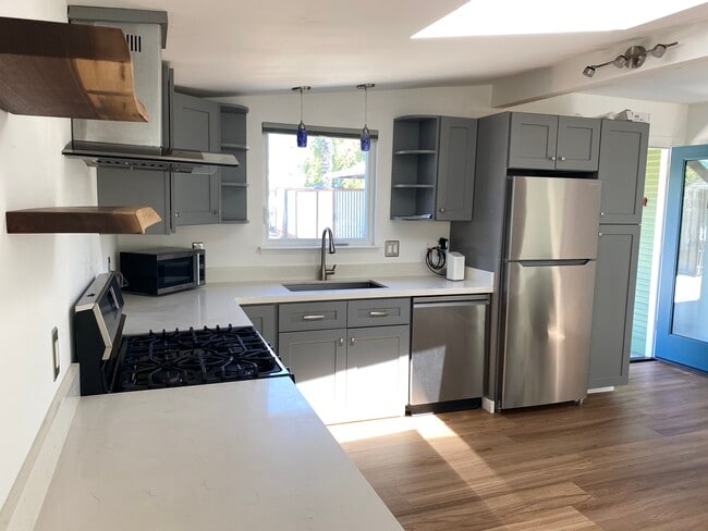 Building Photo - 1013 Sumner St Unit B Rental