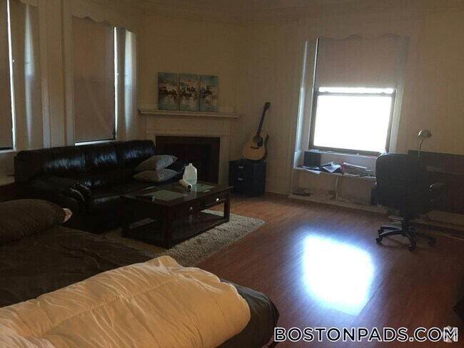 Building Photo - 62 Boylston St Rental