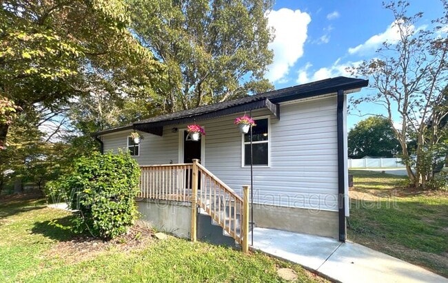 Building Photo - 706 Hillside St