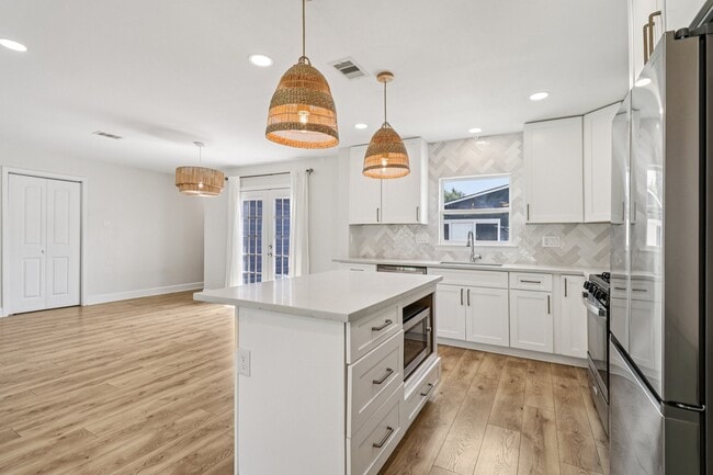Photo - 822 Avenue of Oaks St