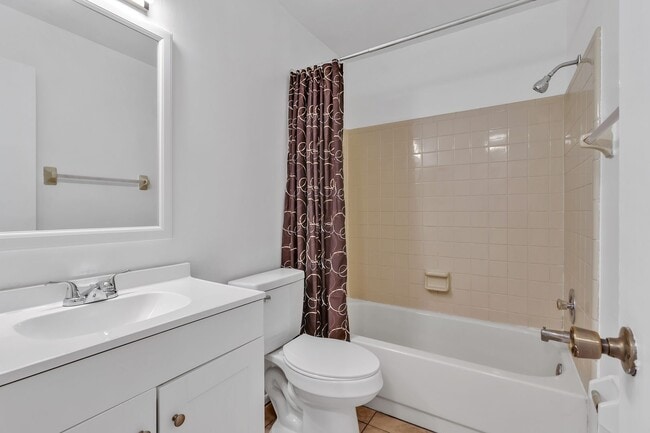 Building Photo - Beautiful 2/2 Condo close to the Orlando International Airport. 1st floor.