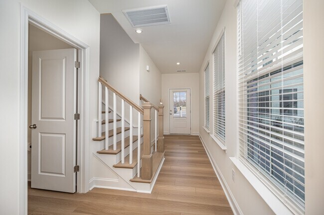 Photo - 6101 Mariemont Cir