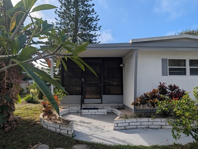 Building Photo - 74 Lone Pine Ave