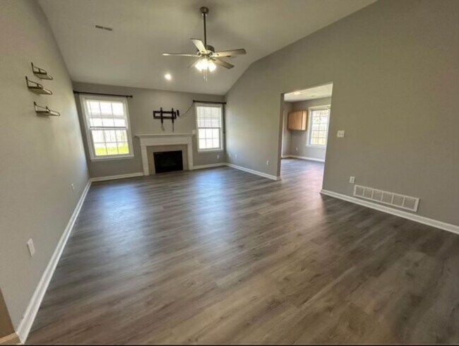 Photo - Impressive 3 Bed 2 Bath House In 7 Oaks!