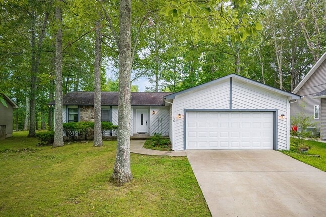 Building Photo - Spacious rental in desirable neighborhood ...