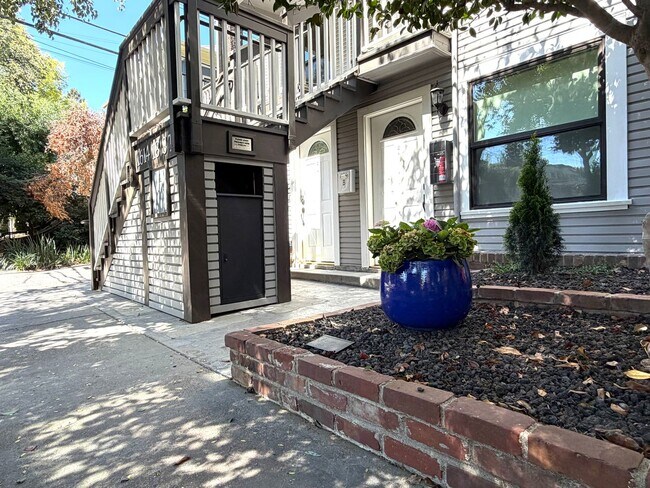 Building Photo - Tastefully remodeled Midtown Sacramento Apartment with Private Backyard Patio! Unit 161418 #B