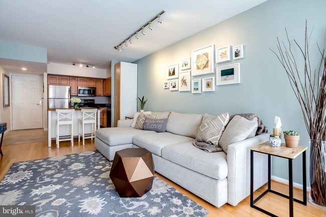 Building Photo - 1001 N Randolph St Unit 104