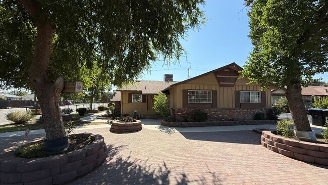 Building Photo - Must-See!!! 5-Bedroom Family Home with Large Yard & Prime Location in Visalia