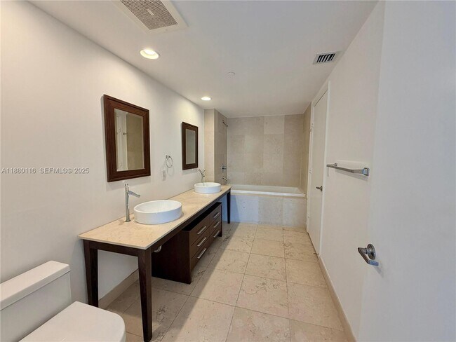 Photo - 495 Brickell Ave Unidad 1607