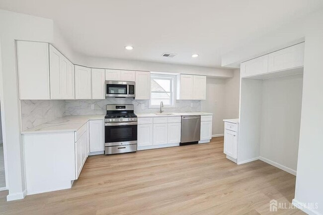 Building Photo - 17 1/2 Thomas St Unit 2F