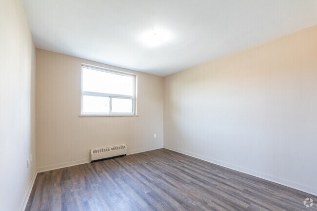 1BR, 1BA - Bedroom - Strathroy Manor