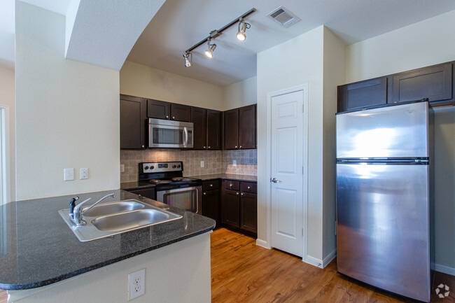 2BR, 2BA - 985 SF
