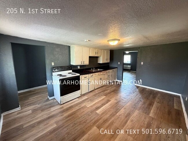 Photo - 205 N 1st St