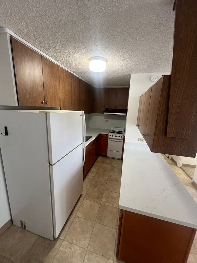 Photo - 1 bedroom, 1 bath, 1 parking in Moiliili!
