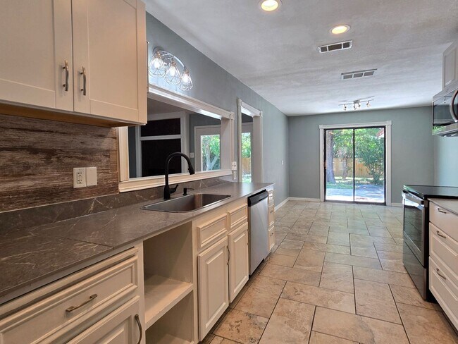 204 Redwood Cir