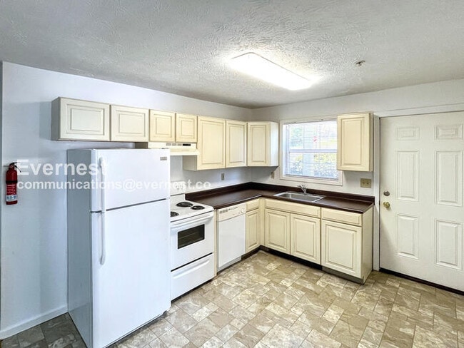 Building Photo - 2 Bob Cat Ct Unit 2 d