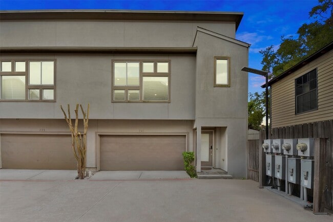 Photo - 241 N Lenox St