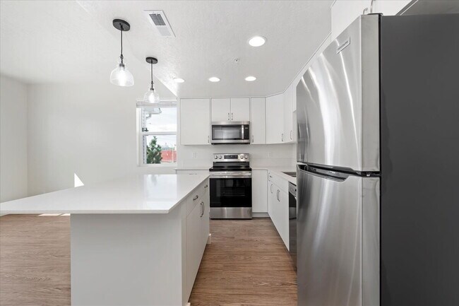 "Chic Comfort Awaits: 2-Bed, 2-Bath Gem with Granite Elegance in Nampa!"