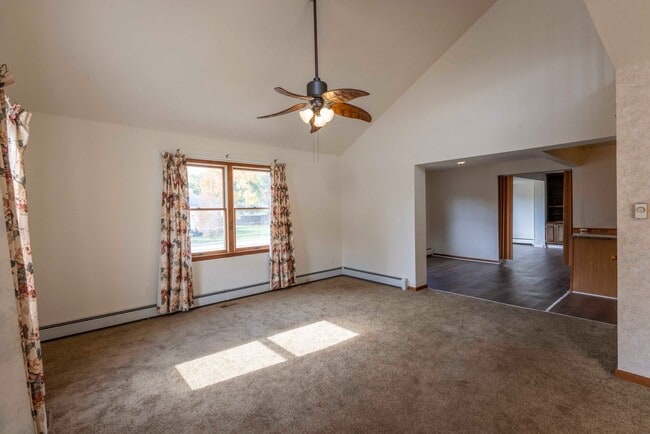 Photo - Cozy 4 Bedroom/2 Bathroom Detached Home in...