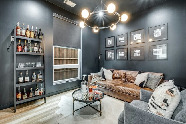 Photo - 6113 Hudson St