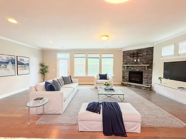 Photo - 713 Newlyn Dr