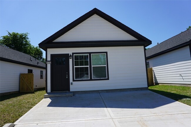Building Photo - 11753 White Cedar St