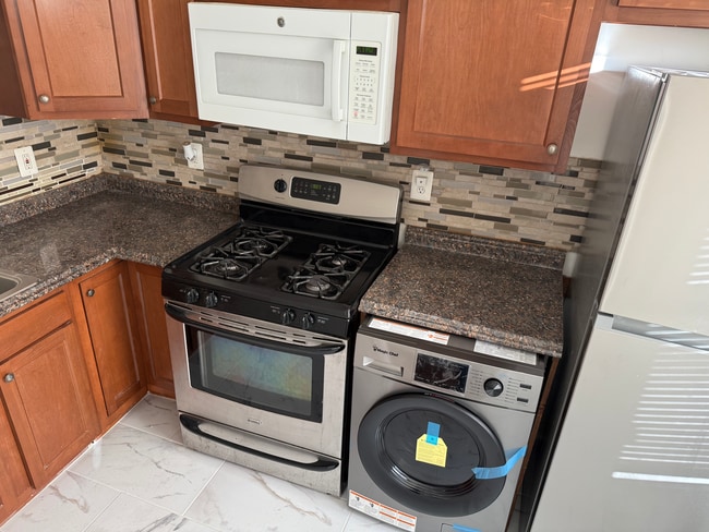 Building Photo - Cozy renovated 2 bedroom apartment Unit 2