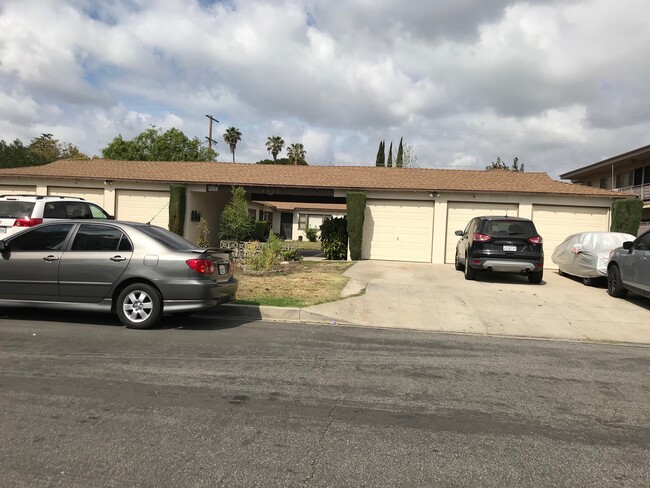 Garage+2 car parking - 5927 Lemp Ave Unit 4