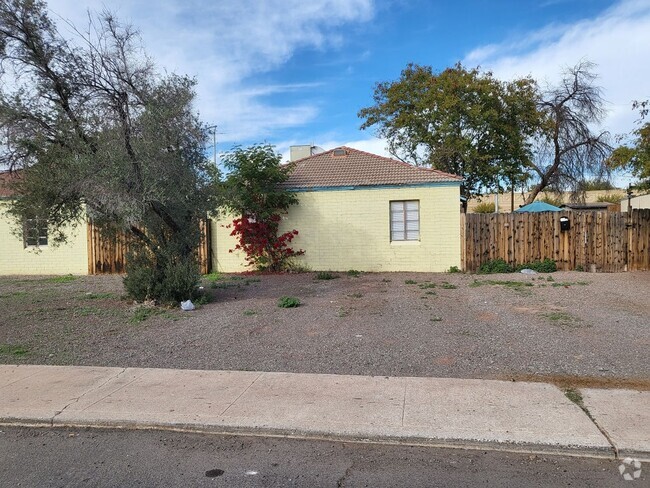 Building Photo - AFFORDABLE DUPLEX JUST EAST OF DOWNTOWN!! Rental