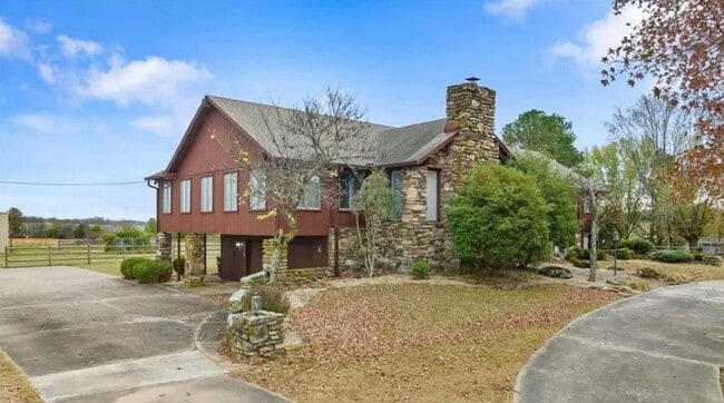 Building Photo - Large home with shop buildings on 10 acres