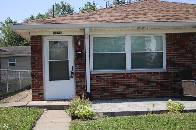 Photo - 2121 Main St