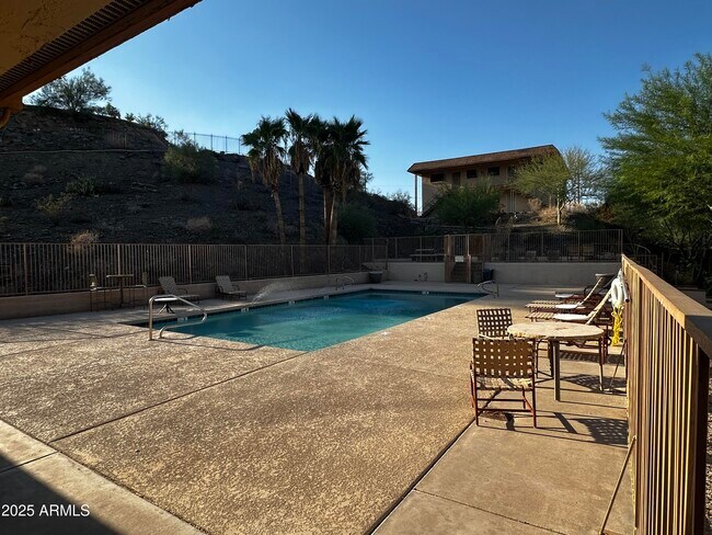 Building Photo - 1130 E Butler Dr Unit E1