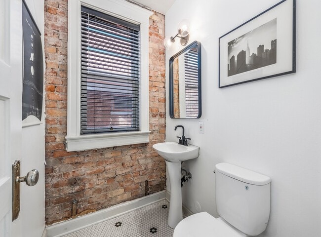 Photo - 115 G St