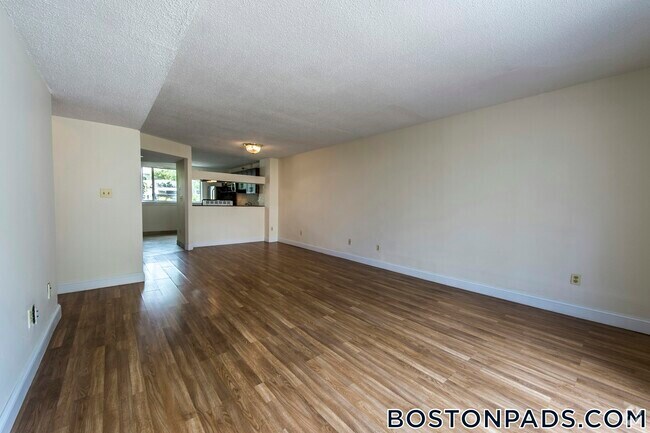 Building Photo - 144 N Beacon St Rental