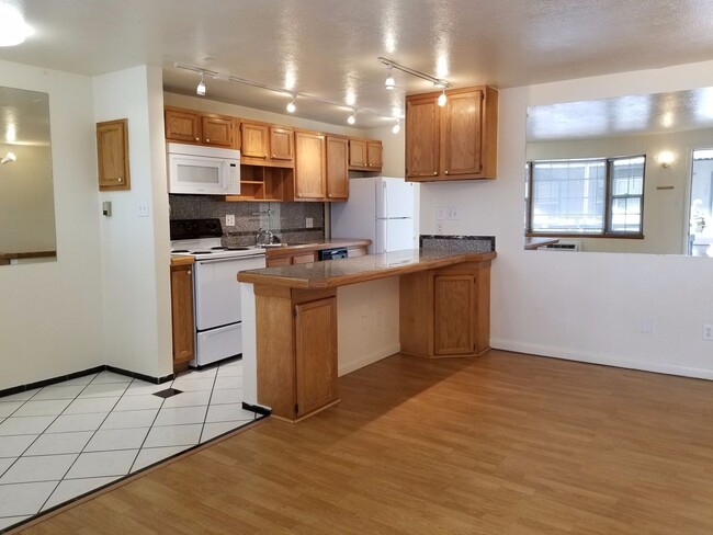 Building Photo - Cat-friendly 1 BD w/ BIG PATIO on the FIRS... Unit 680-106