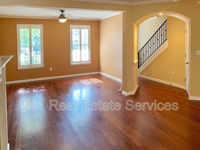 Photo - 1302 Island Pl E